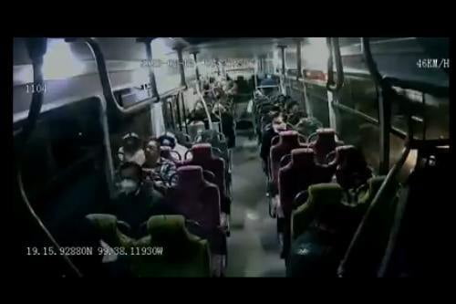 Video: Así asaltaron un par de sujetos pasajeros de autobús en Toluca